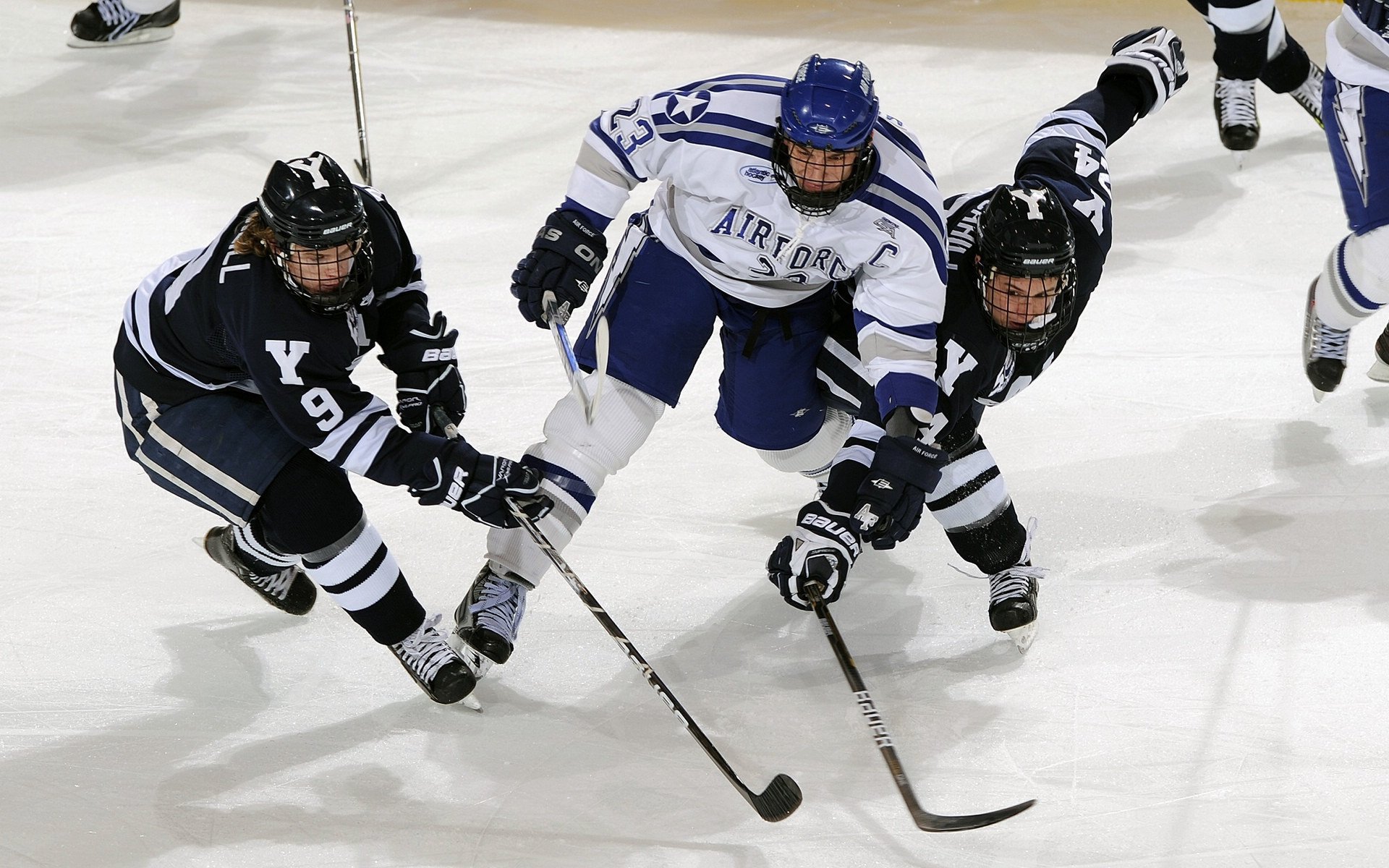 “法甲冠军悬念愈发浓厚，豪门鏖战不断”，法甲 经典比赛